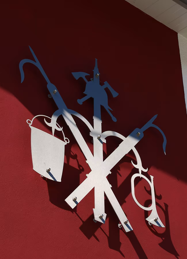 Feuerwehr-Logo an der Außenfassade