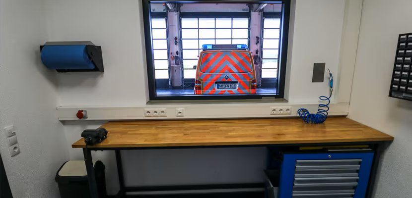 Werkstatt mit Blick in die Fahrzeughalle